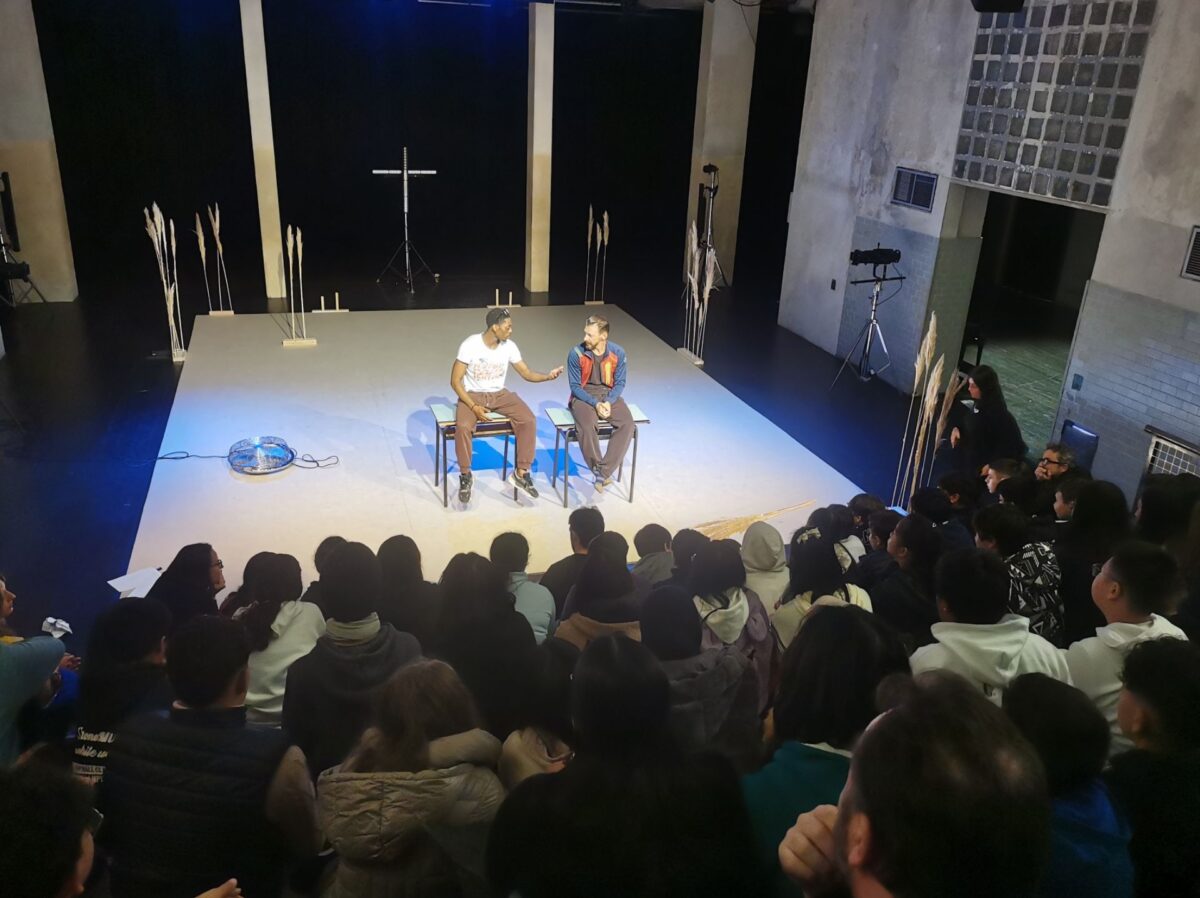 Gli attori/danzatori dello spettacolo Davidson di we did it, seduti su due banchi da scuola al centro del palco, dialogano con studenti e studentesse dopo la visione dello spettacolo