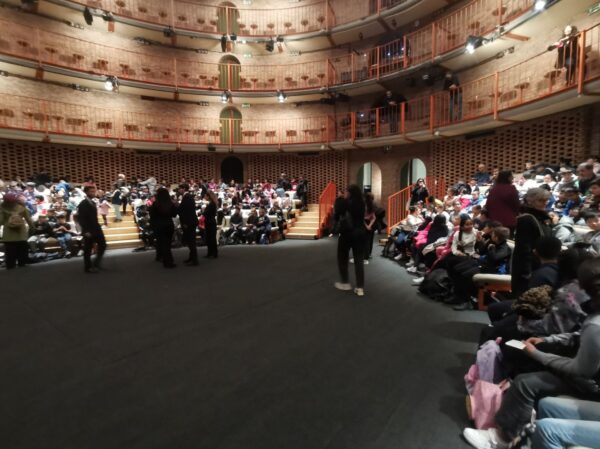 Bimbe e bimbi al Piccolo Teatro, seduti in platea dello Studio Melato, per la visione dello spettacolo Il mostro di Belinda