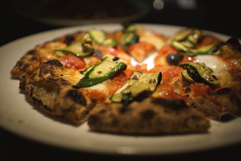 Pizza con zucchine grigliate e mozzarella, dal forno del ristorante Jodok.
