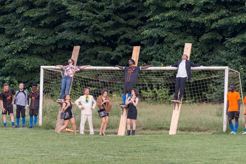 Scena corale dello spettacolo "Pier Paolo" del 2016, con interpreti su una porta da calcio nel parco del Paolo Pini, tra azione teatrale e immaginario calcistico.