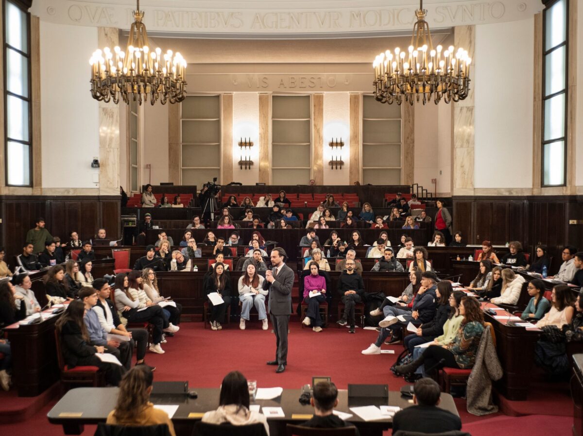Al centro dell'Aula consiliare di palazzo marino c'è l'attore che interpreta primo levi, nelle sedute studentesse e studenti che partecipano alla performance