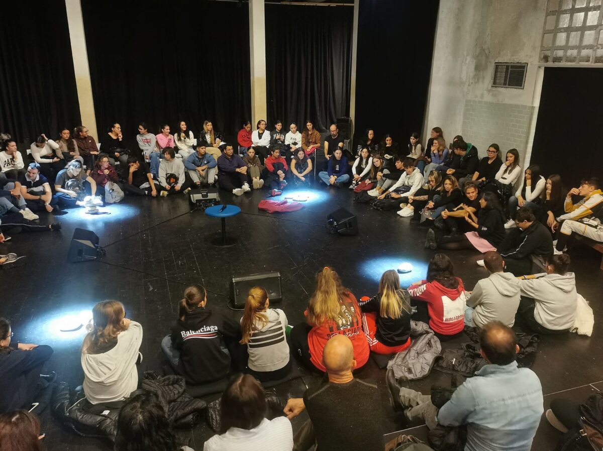 Un gruppo di ragazze e ragazzi discute in cerchio dopo la visione dello spettacolo We did it di Ateliersi