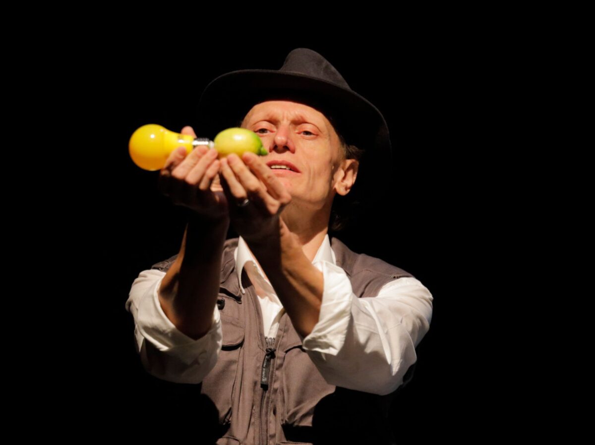 L'attore che interpreta beuys tiene in una mano una lampadina gialle e nell'altra un limone e li mette vicini, quasi a compararli