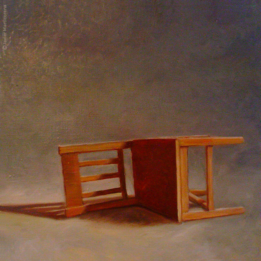 Il disegno di una sedia ribaltata, caduta, che fa ombra per terra, in un ambiente neutro dai toni del marrone/beige