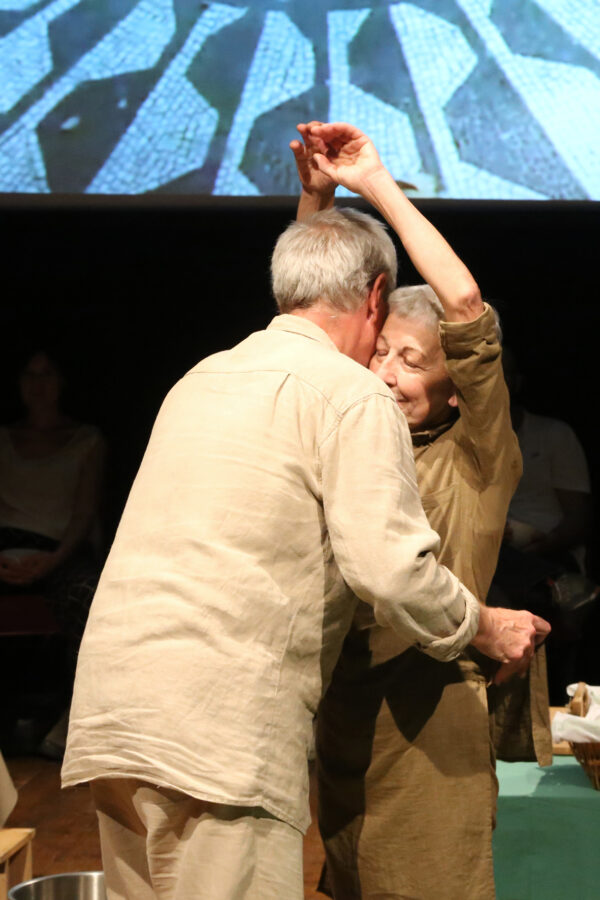 Un uomo e una donna si abbracciano teneramente, durante un ballo, nello spettacolo del teatro delle ariette Noi siamo un minestrone