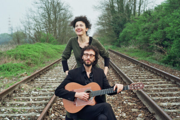 In promo piano un uomo seduto alla chitarra, dietro di lei una donna sorridente che canta. Il tutto sui binari morti di una vecchia ferrovia di campagna, circondata da alberi verdeggianti