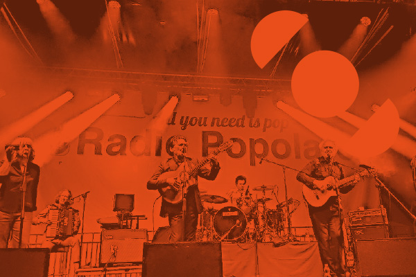 Concerto di musica dal vivo su palco durante i tre giorni di festa al Pini di Radio Popolare