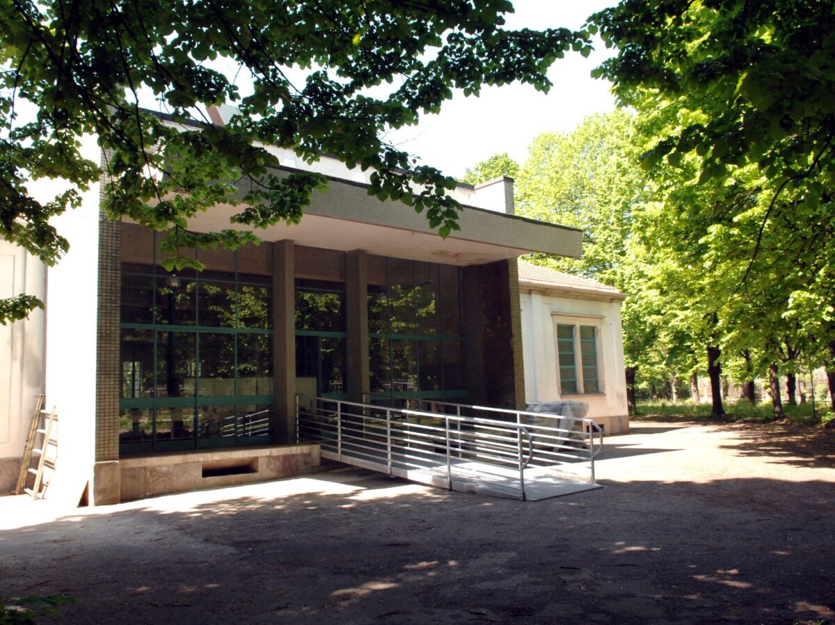 Esterno dell'edificio industriale dell'ex mensa del TeatroLaCucina, nel parco dell'ex ospedale psichiatrico paolo pini, con rampo d'accesso per disabili